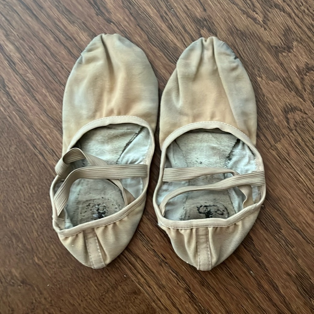 flat ballet shoes